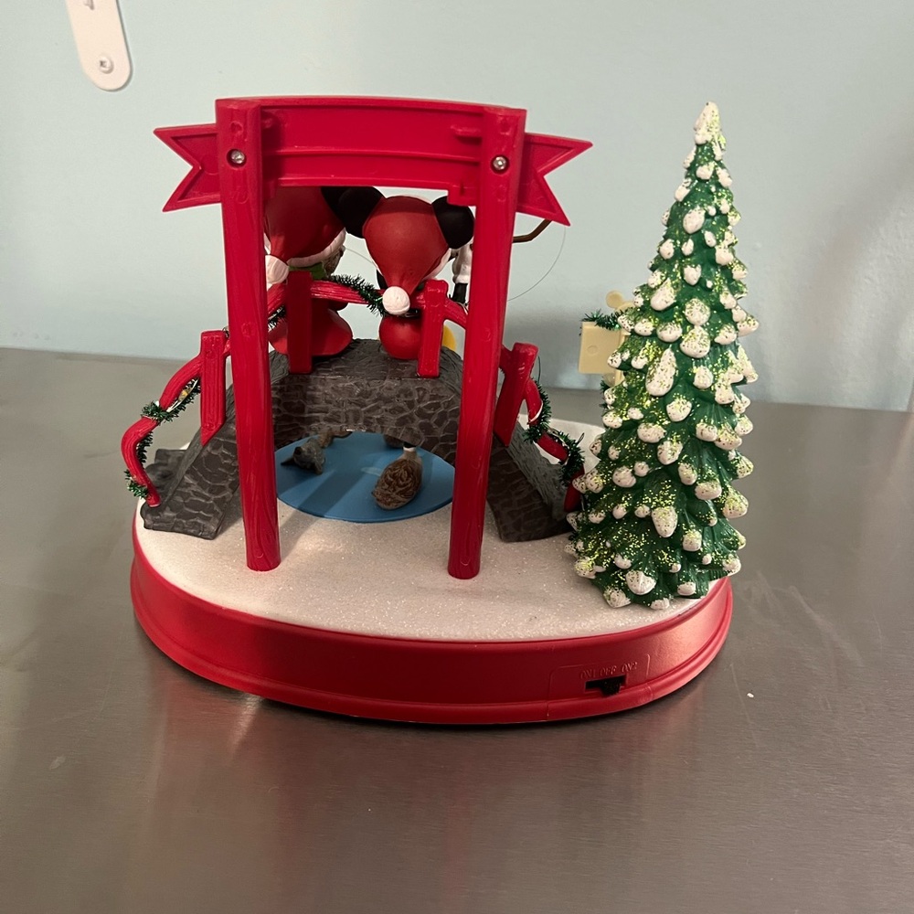 Disney Musical & Movable Mickey and Minnie Mouse Fishing Figure. - Picture 3 of 4
